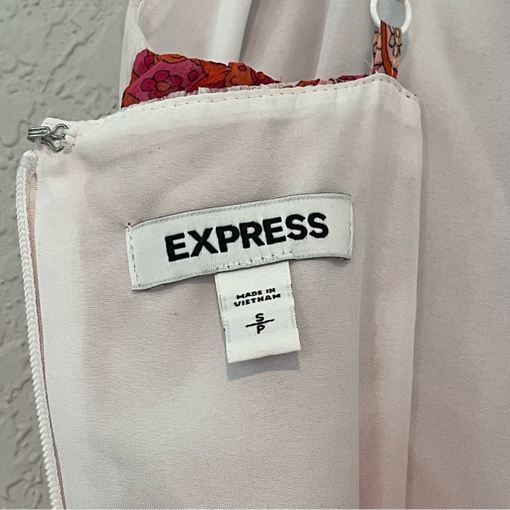 Pink paisley pleated cutout maxi dress by Express, small - Picture 6 of 6